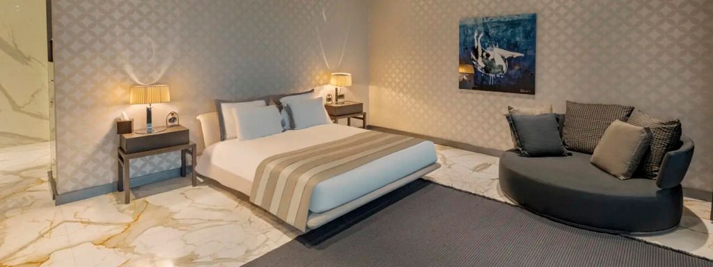 Elegant eingerichtetes Schlafzimmer mit Doppelbett und stilvoller Beleuchtung