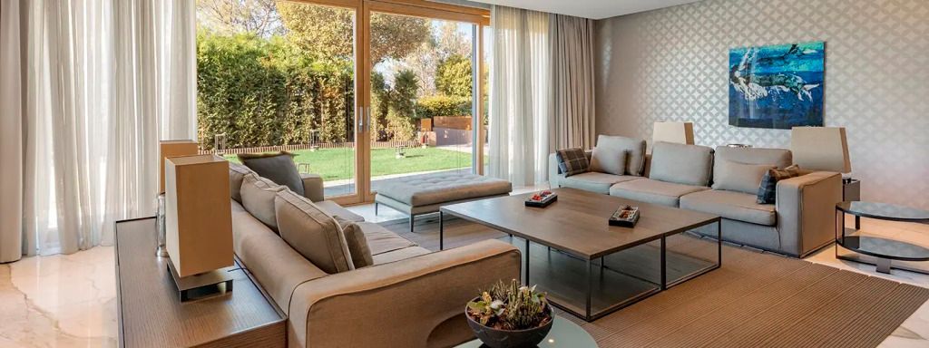 Helles Wohnzimmer mit großen Fenstern und modernem Design, Blick auf Garten