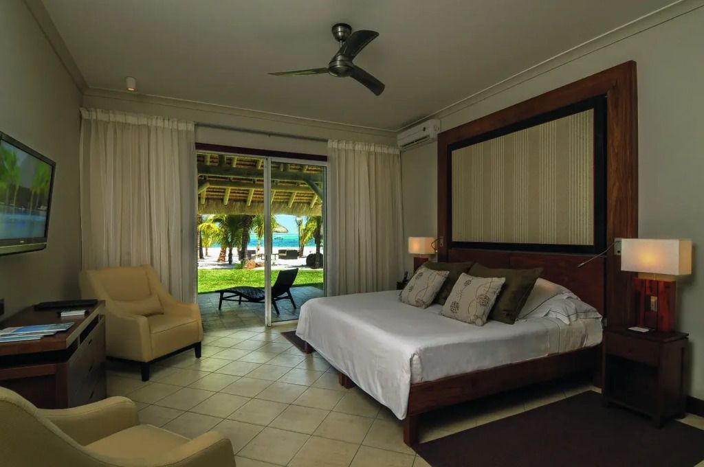 Elegantes Schlafzimmer mit direktem Zugang zum Garten und Meerblick