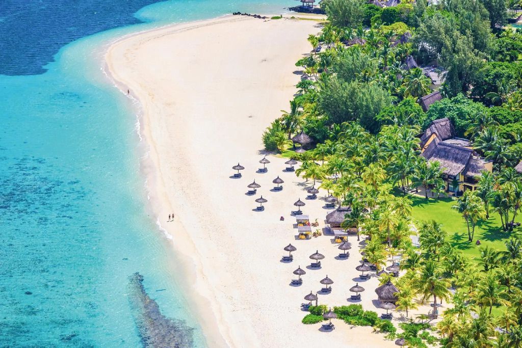Traumhafter Strand mit türkisfarbenem Wasser und Palmen im Dinarobin Beachcomber Resort