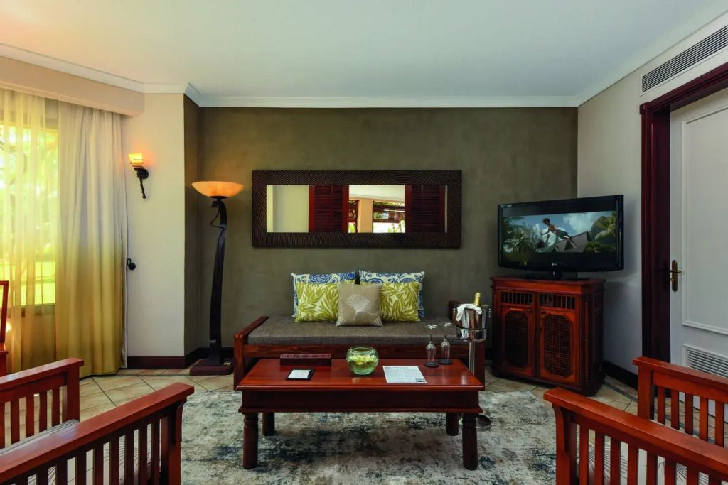 Luxuriöser Wohnbereich der Suite mit Möbeln im klassischen Stil und einem Fernseher.