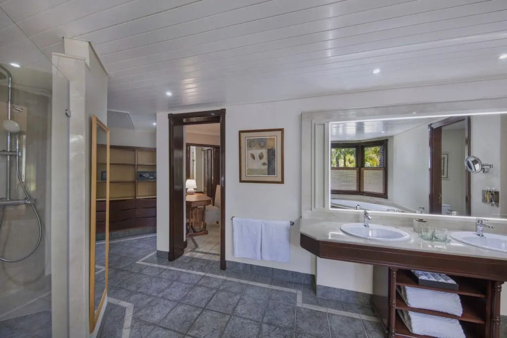 Modernes Badezimmer der Senior Suite mit großem Spiegel und eleganten Details.