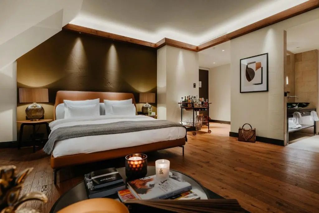 Gemütliches Schlafzimmer in der Deluxe Junior-Suite mit moderner Dekoration und Annehmlichkeiten.