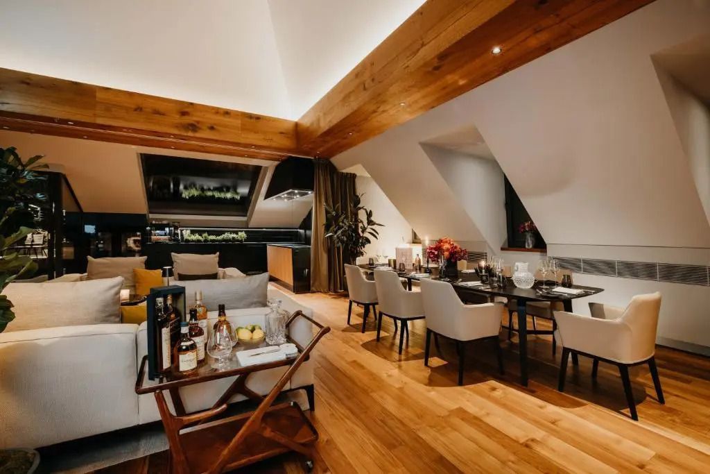 Penthouse mit Essbereich, Holzdekor und gut bestückter Bar