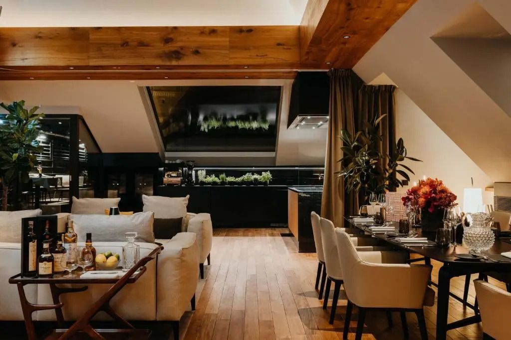 Gemütlicher Wohnbereich mit Sofas und stilvoller Küche im Hintergrund