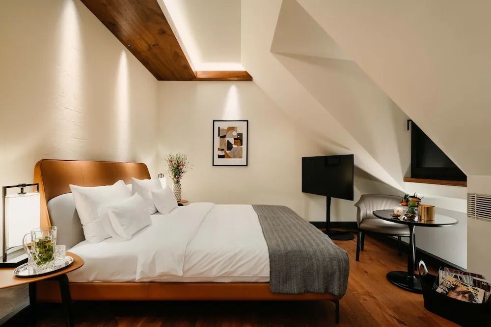 Modernes Zimmer mit Dachschrägen und stilvollen Möbelelementen