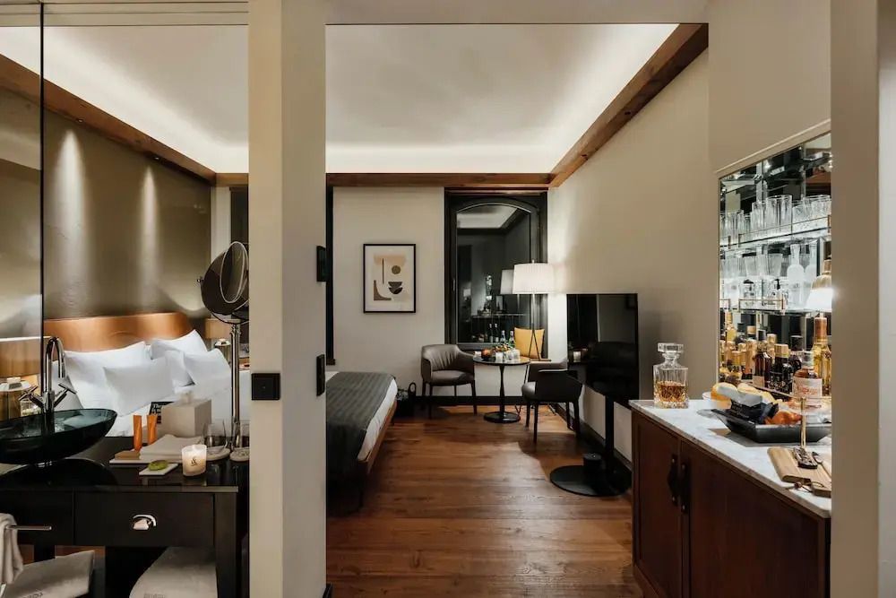 Gemütliches Zimmer mit integriertem Wohnbereich und elegantem Interieur