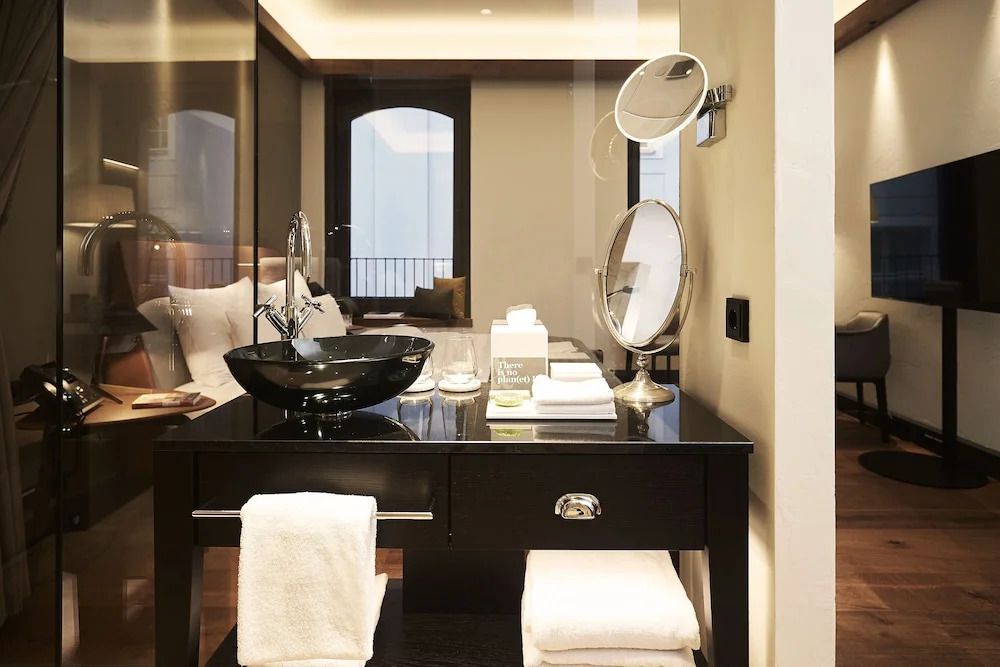 Elegantes Badezimmer mit modernem Waschbecken und Spiegel im Klassisch Zimmer