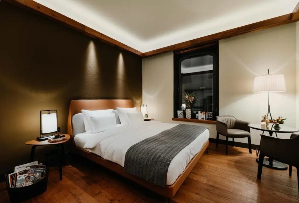 Modernes Hotelzimmer mit Doppelbett und stilvoller Beleuchtung