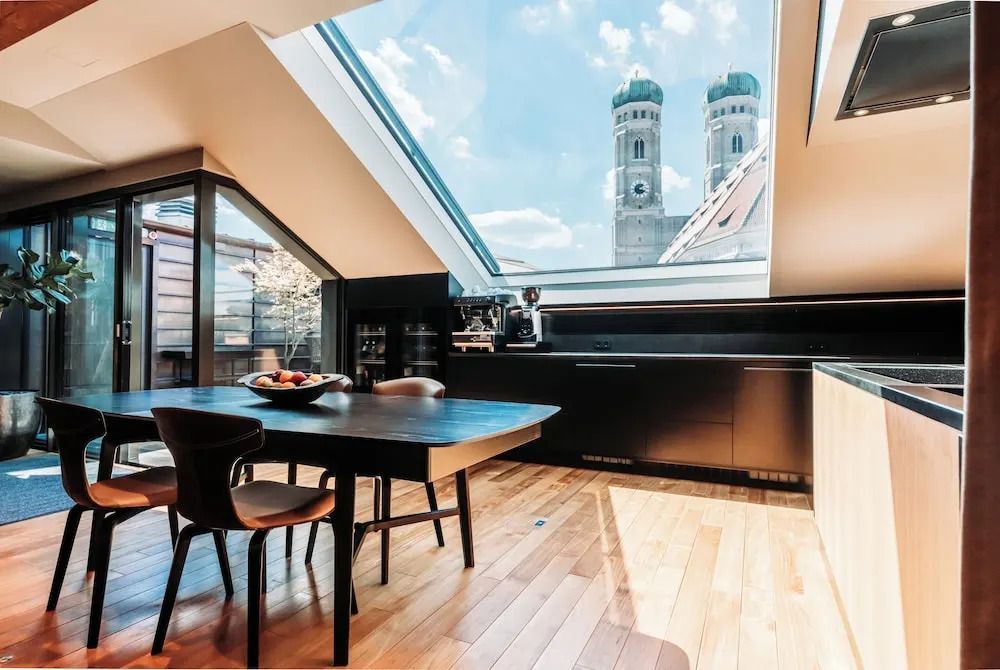 Geräumiges Penthouse mit großem Dachfenster und Blick auf Münchens Altstadt