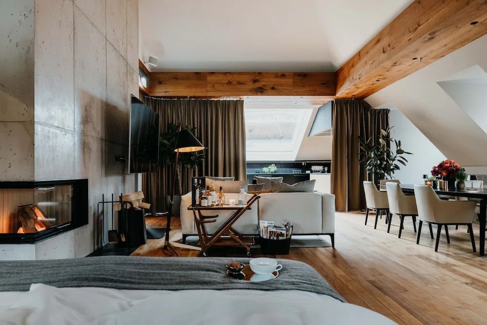 Luxuriöses Wohnzimmer in einer Suite mit Holzdetails und gemütlicher Einrichtung