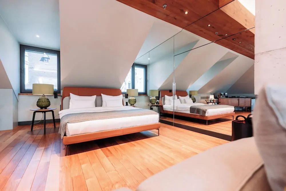 Großes Schlafzimmer mit Spiegelwand und modernem Design