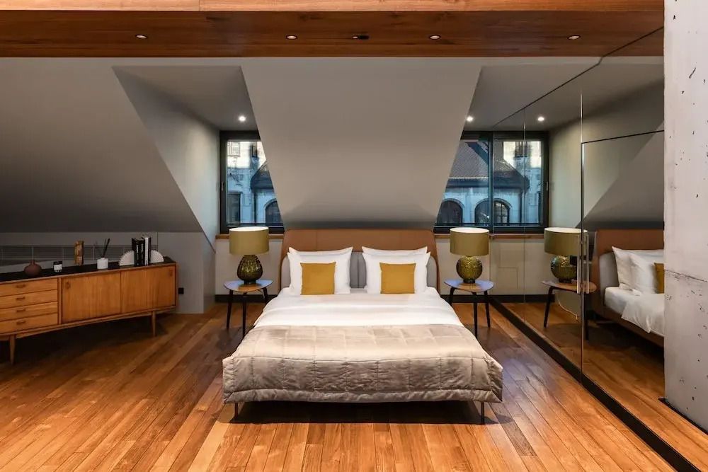 Penthouse-Schlafzimmer mit warmen Holzelementen und eleganter Beleuchtung