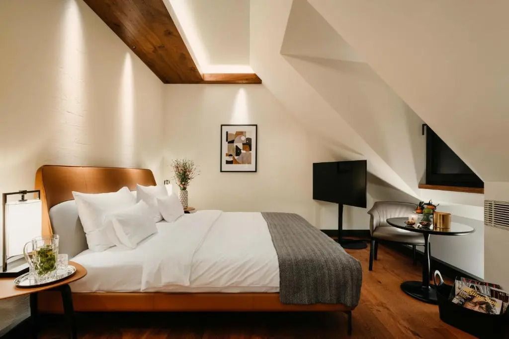 Gemütliches Superior Doppelzimmer mit einem Doppelbett unter einer edlen Dachschräge