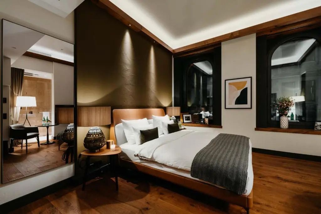 Modern eingerichtetes Superior Doppelzimmer mit stilvollen Holzakzenten