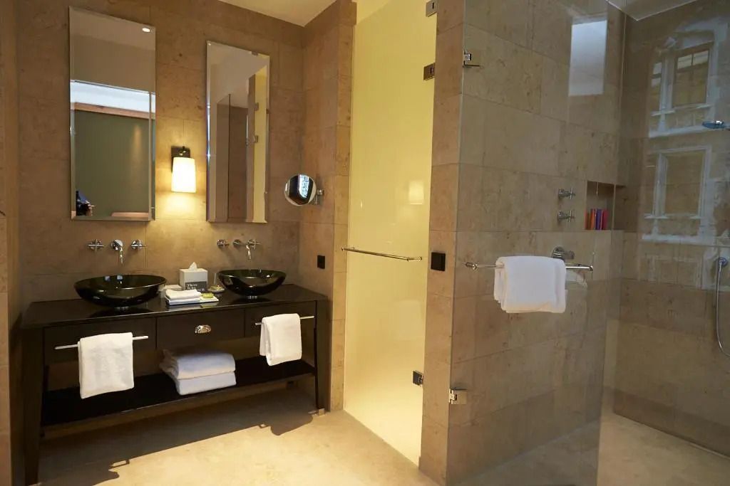 Geräumiges Badezimmer im Superior Zimmer mit Doppelwaschbecken und modernen Armaturen