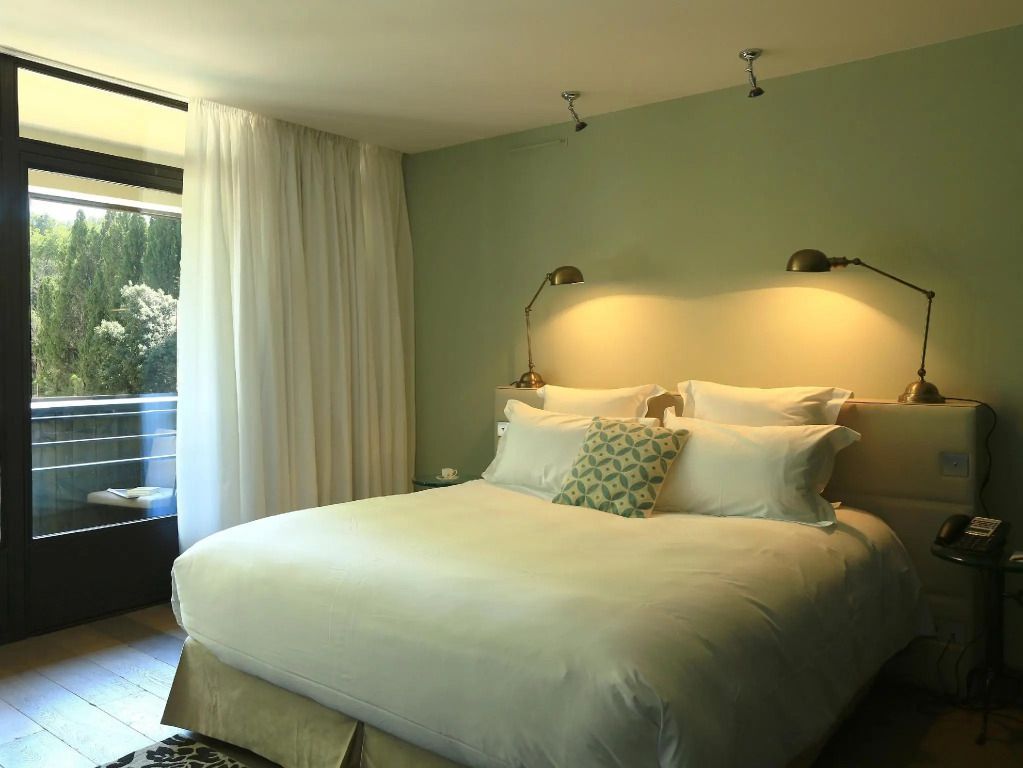 Elegantes Deluxe Doppelzimmer mit modernem Design und großen Fenstern