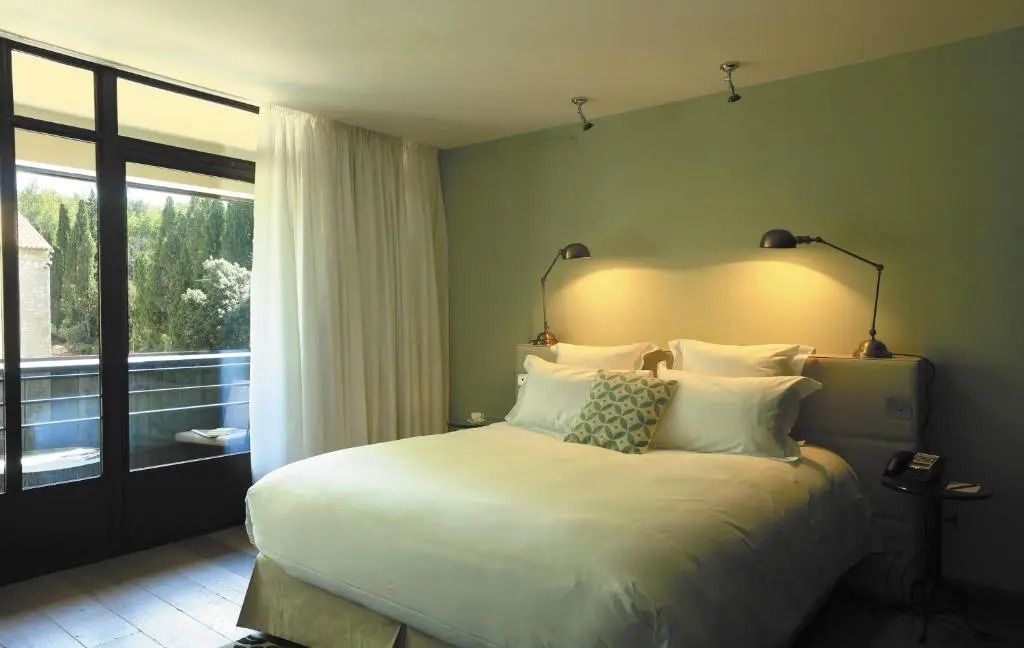 Helles Deluxe Doppelzimmer mit gemütlichem Doppelbett und dezentem Dekor