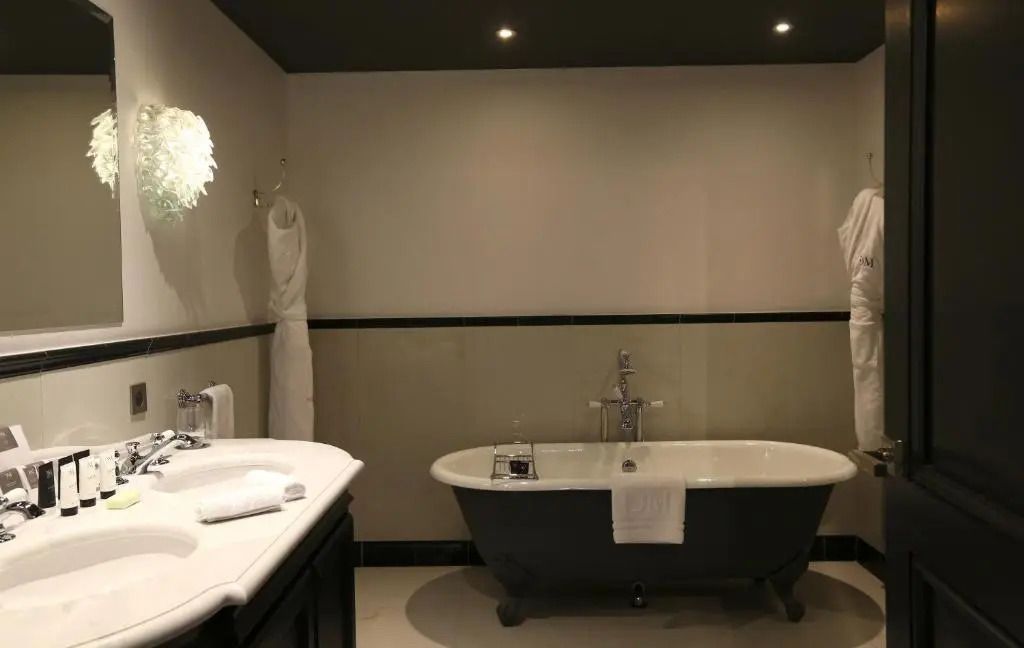 Elegantes Badezimmer mit freistehender Badewanne und moderner Einrichtung
