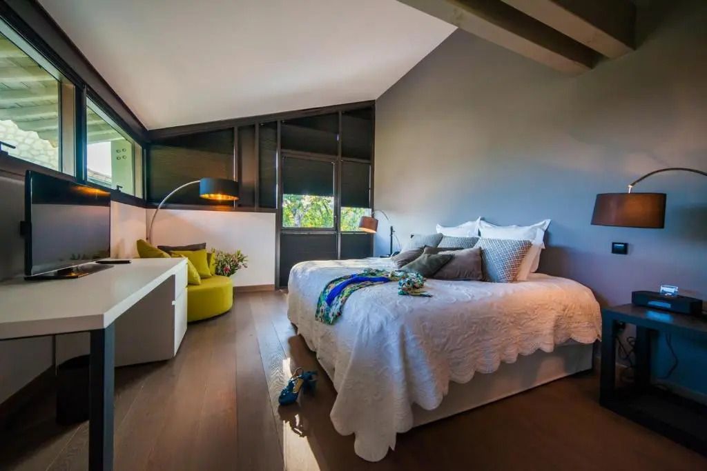 Helles Schlafzimmer mit moderner Einrichtung und großen Fenstern