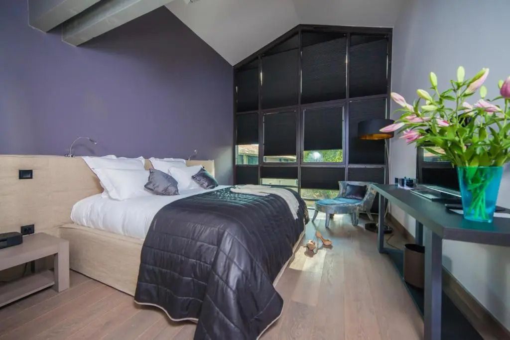 Schlafzimmer mit moderner Dekoration und natürlichem Licht