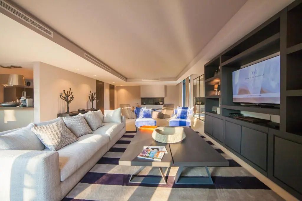Luxuriöses Wohnzimmer mit eleganter Möblierung und großem Fernseher