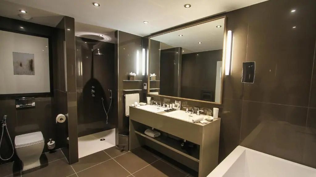 Modernes Badezimmer mit großer Dusche und elegantem Waschbecken