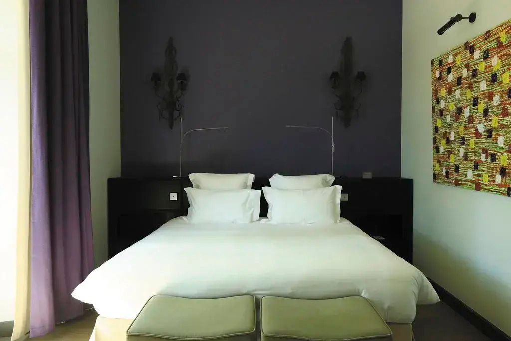 Moderner Schlafbereich mit elegantem Doppelbett in der Junior-Suite