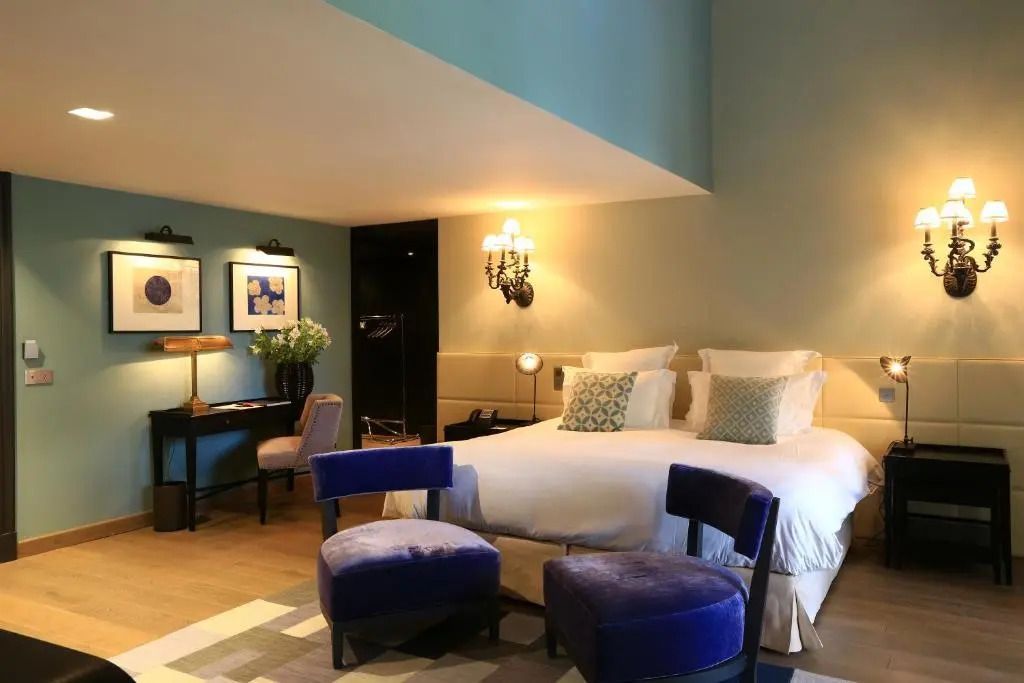 Elegante Familiensuite mit Doppelbett und gemütlicher Sitzecke