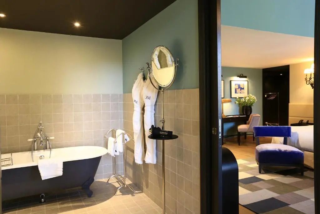 Modernes Badezimmer mit freistehender Badewanne und stilvollen Details