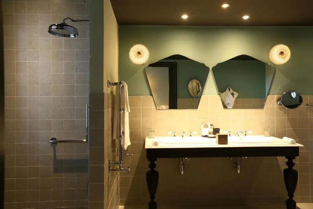 Eleganter Waschtisch im Badezimmer mit stilvoller Beleuchtung