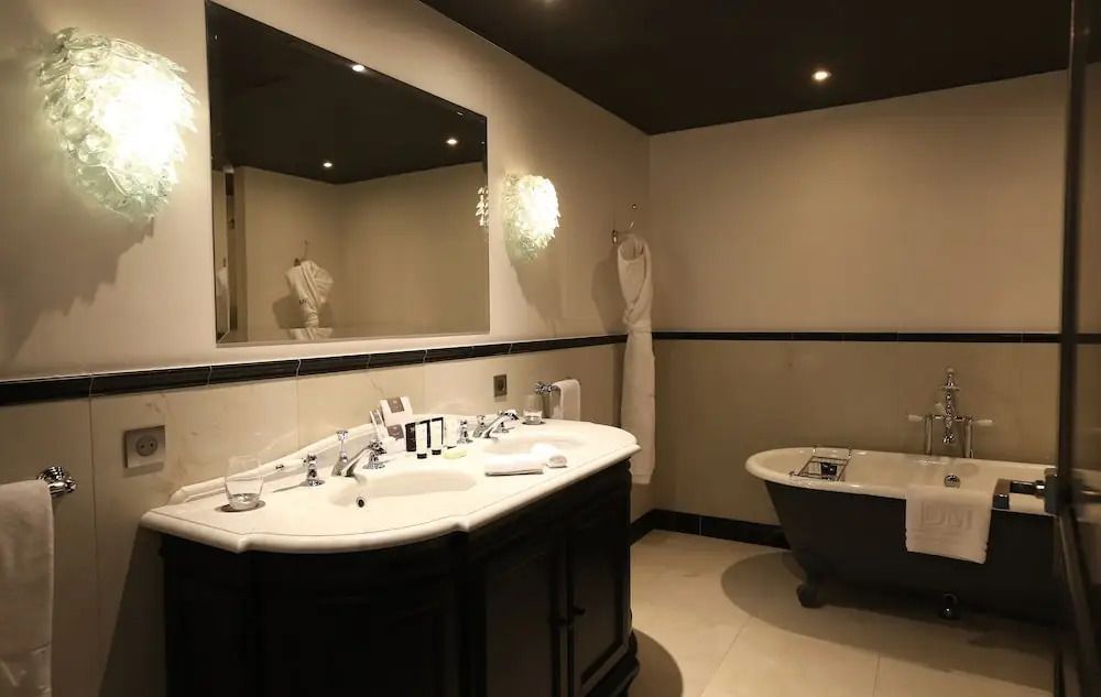 Luxuriöses Badezimmer mit großem Waschbecken und freistehender Badewanne