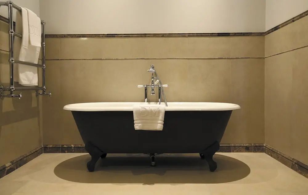 Freistehende Badewanne in stilvollem Badebereich mit moderner Armatur