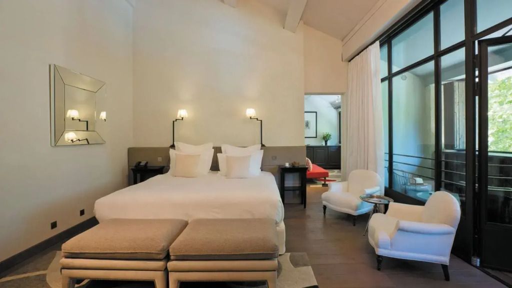 Helles Schlafzimmer in der Manville Doppel Suite mit elegantem Doppelbett und Sitzbereich