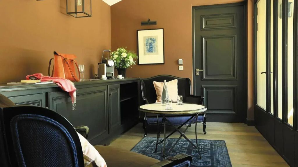 Gemütlicher Wohnbereich in der Suite mit gemütlicher Sitzecke und exklusiven Details