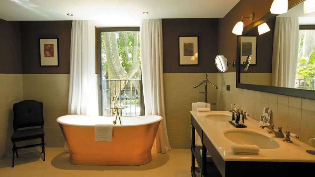 Luxuriöses Badezimmer mit freistehender Badewanne und eleganter Doppelwaschbeckenanordnung