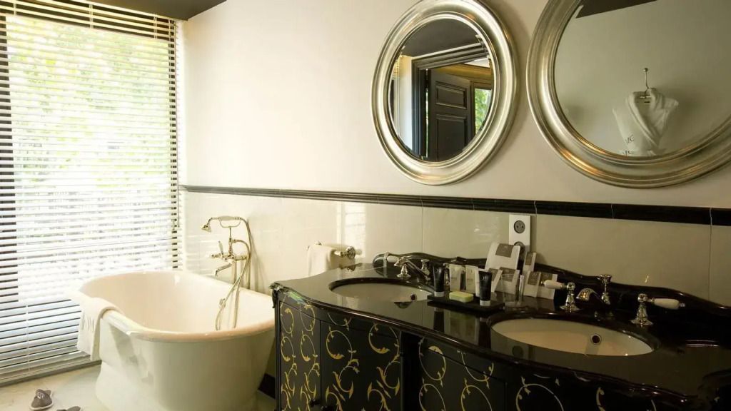 Luxuriöses Badezimmer mit freistehender Badewanne und Doppelwaschtisch