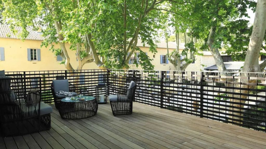 Einladende Terrasse im Grünen mit stilvollen Möbeln und Landschaftsblick