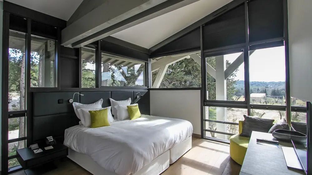 Helles Schlafzimmer mit Panoramafenstern und stilvoller Dekoration.