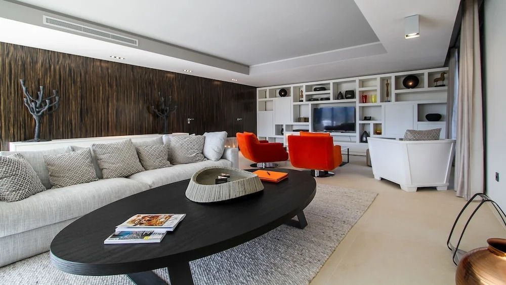 Luxuriöses Wohnzimmer mit modernen Akzenten und komfortablen Möbeln.