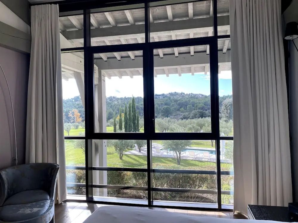 Atemberaubender Ausblick durch große Fenster auf die umliegende Landschaft.