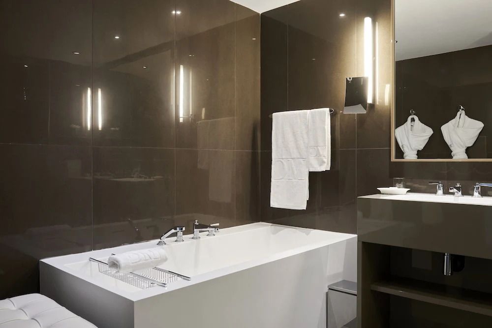 Modernes Badezimmer mit eleganter Badewanne und stilvoller Beleuchtung.