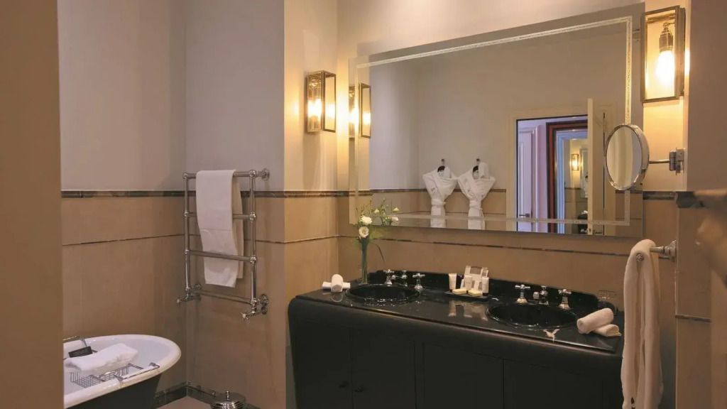 Modernes Badezimmer mit großem Spiegel und stimmungsvoller Beleuchtung