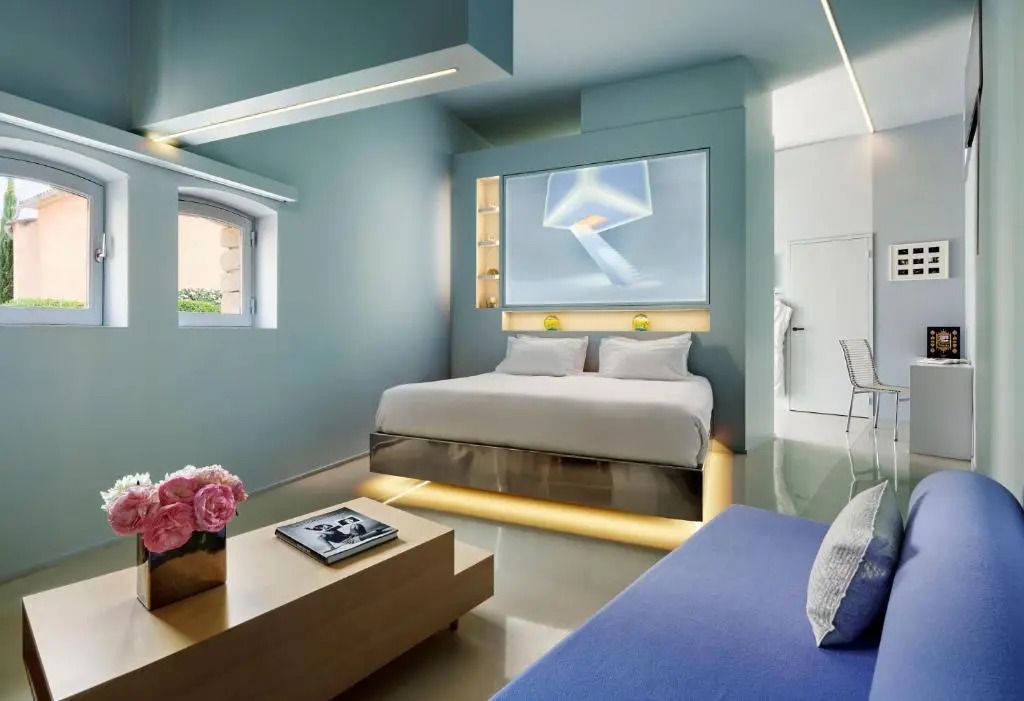 Modernes Deluxe Doppel Zimmer mit großem Bett und stilvollen Dekoelementen