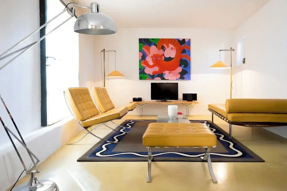 Modern eingerichteter Raum mit farbenfrohem Kunstwerk