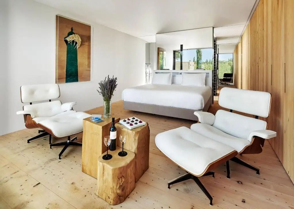 Helles Zimmer mit modernem Design und Holzmöbeln in der Junior-Suite