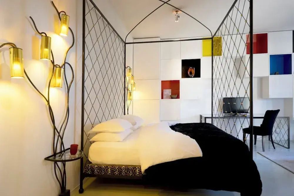Moderne Schlafzimmergestaltung mit Metallrahmenbett und stilvoller Beleuchtung
