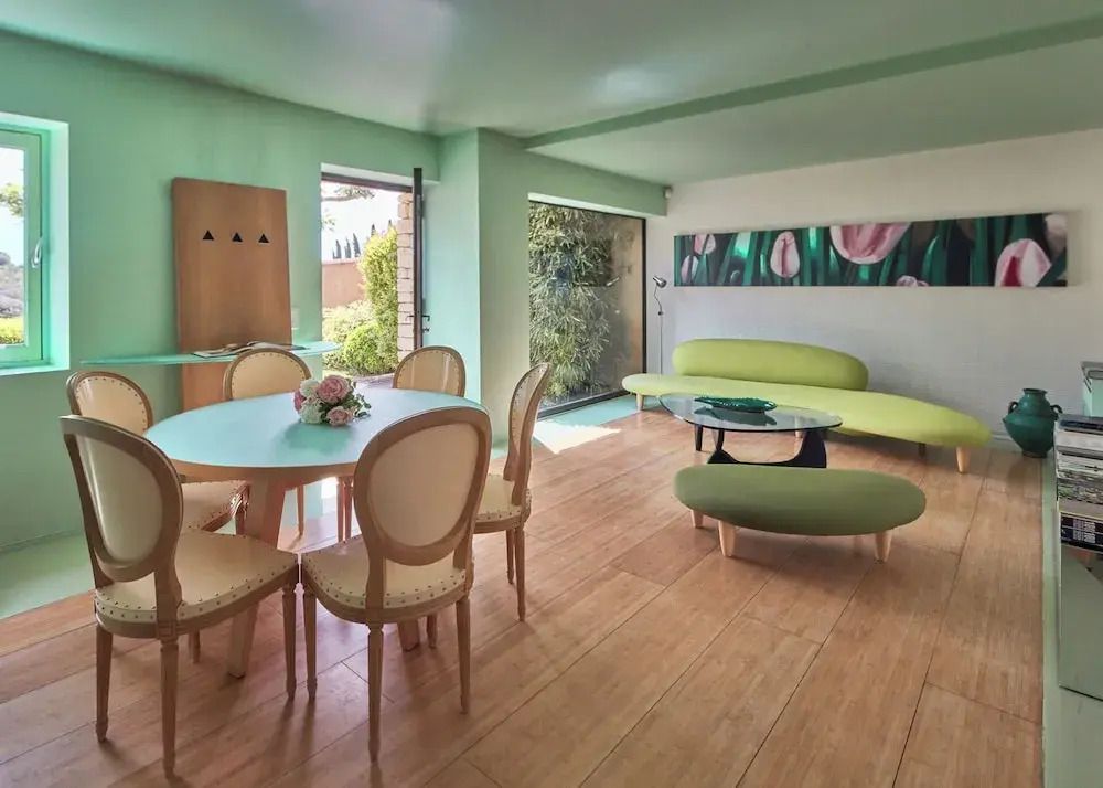 Heller Innenraum mit modernen Möbeln und Kunstwerk an der Wand