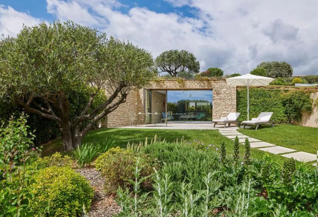 Suite mit Blick auf Garten und Terrasse umgeben von üppiger Vegetation