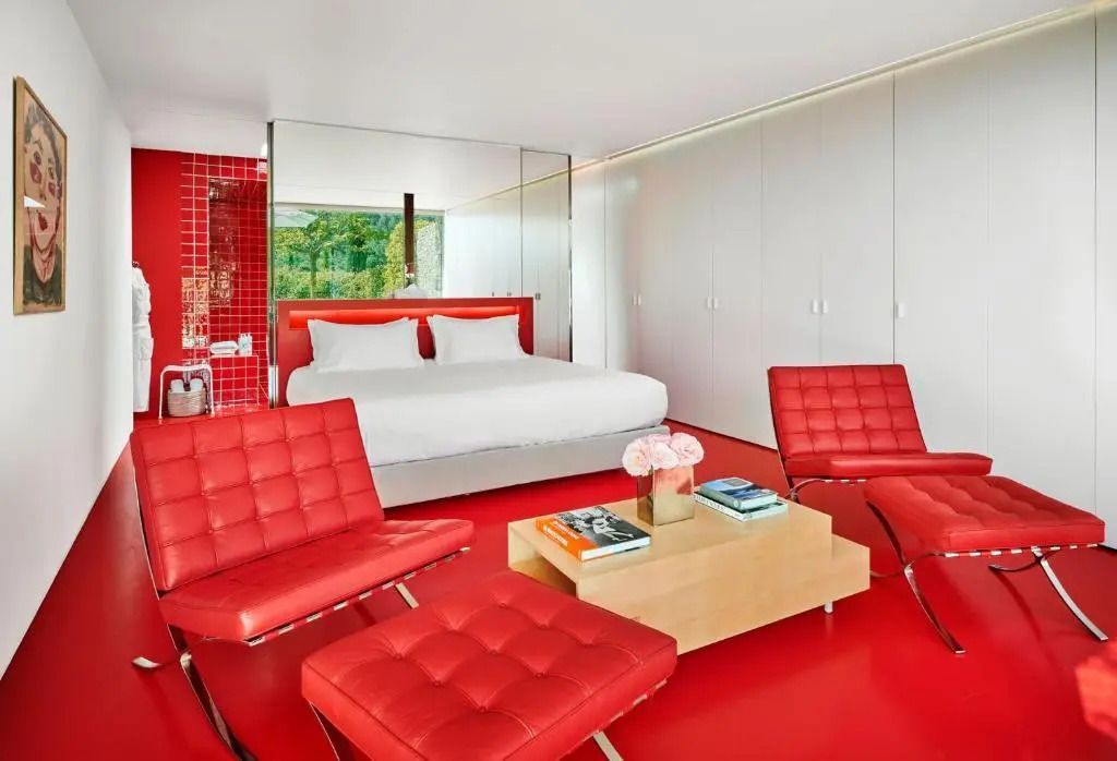 Suite mit modernem roten Interieur und stilvollen Möbeln